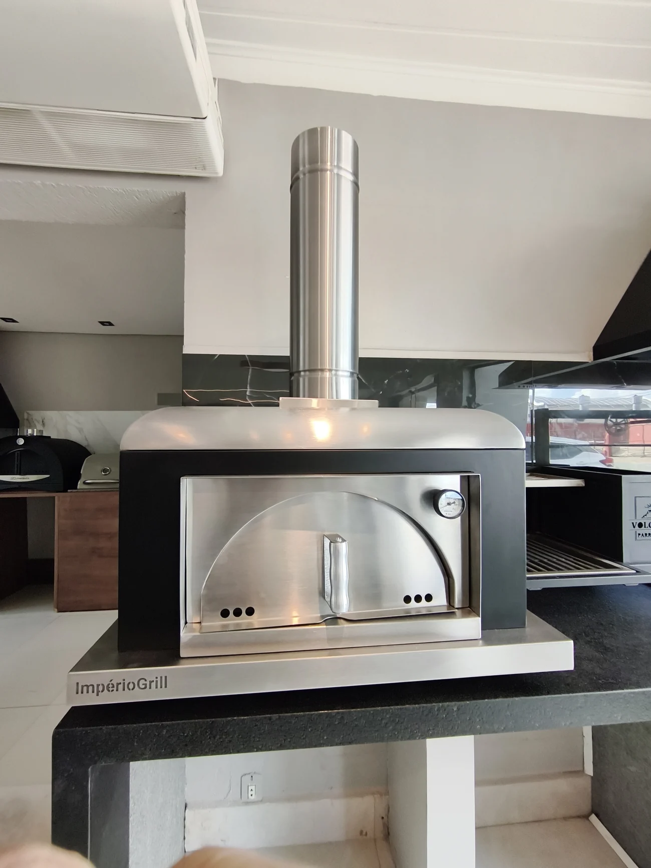 Forno de pizza gourmet em aço inox instalado sobre bancada