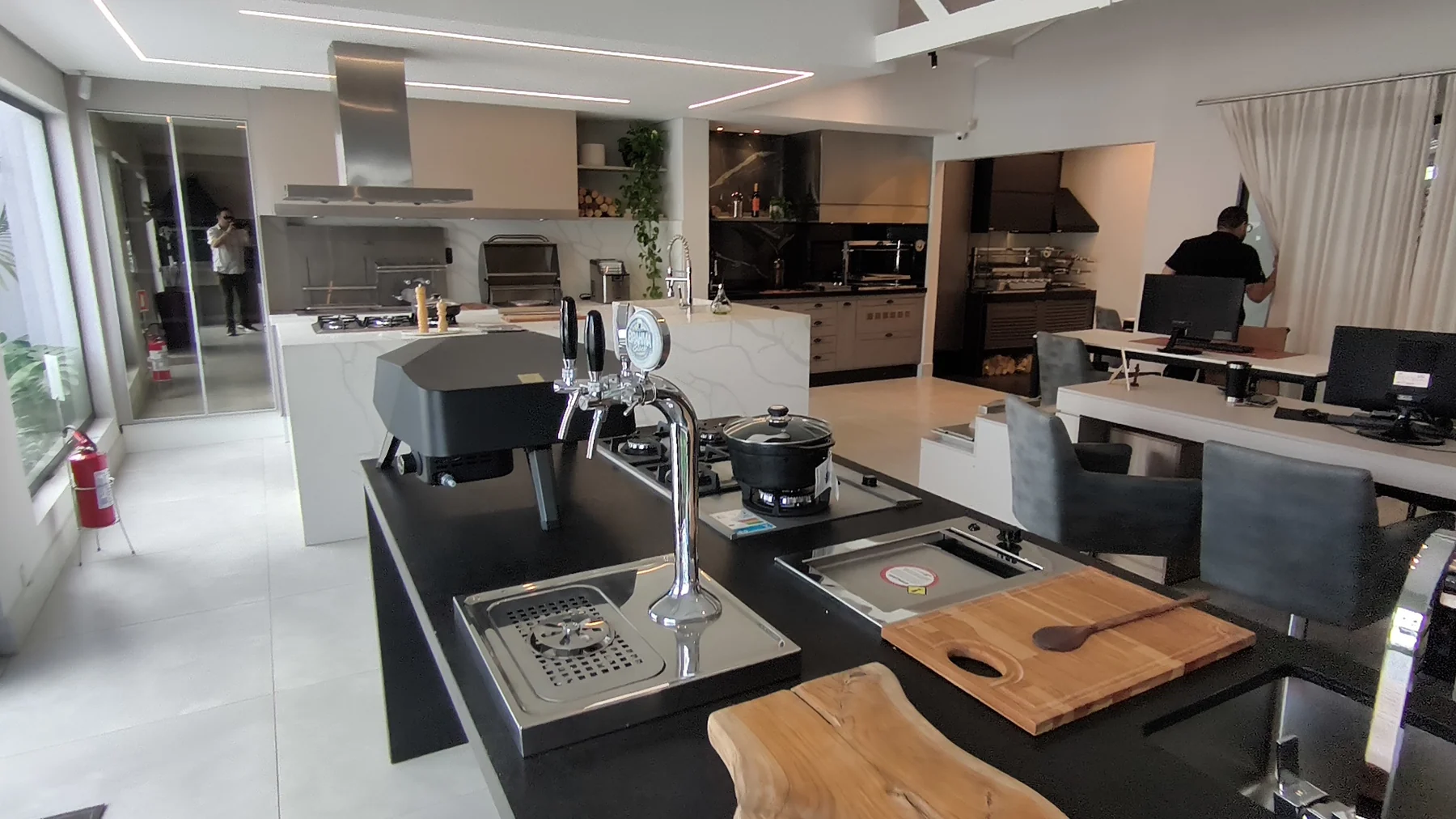 Showroom de área gourmet com churrasqueira, forno e bancada