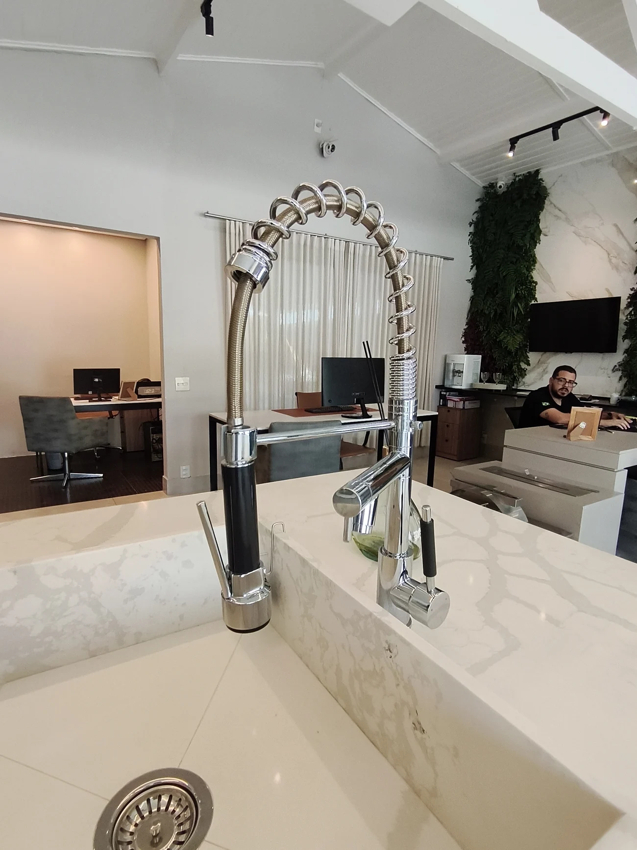 Detalhe de torneira gourmet sobre bancada clara
